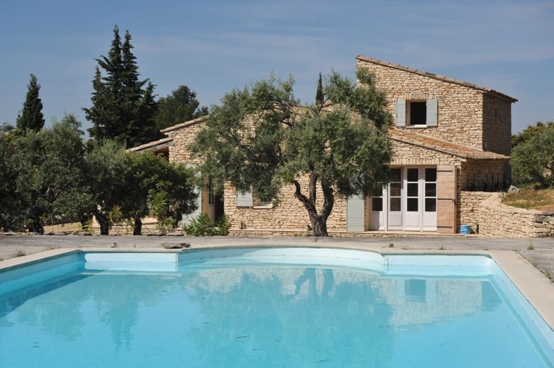 For sale in Gordes in Luberon, property with an amazing view comprising an old renovated sheepfold and 2 outbuildings on more than a hectare of land.